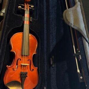Elegant Brown Violin with Case